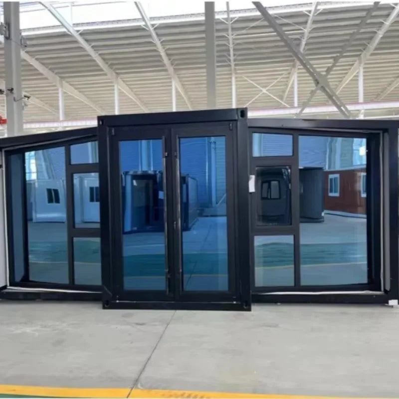 Casas prefabricadas de acero, contenedores apilados.